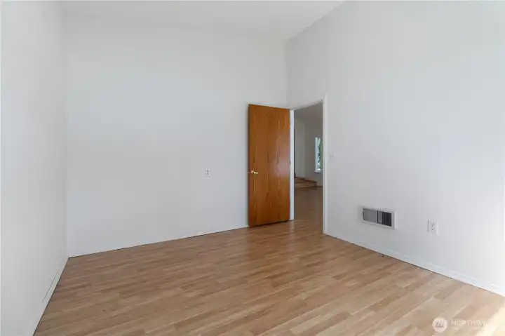 Bonus room with lvp
