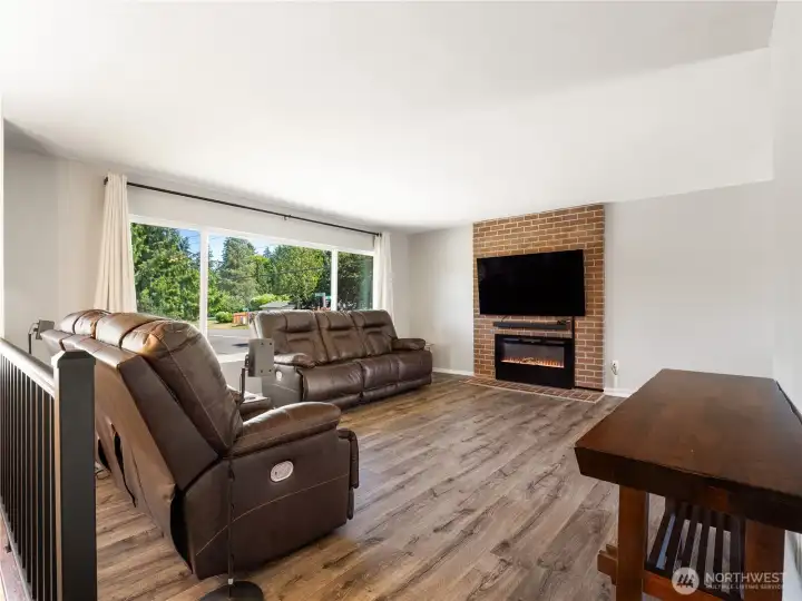 The upper level family room has a huge picture window overlooking the front yard and is complete with an attractive and modern-style electric fireplace. The upper level family room has a huge picture window overlooking the front yard and is complete with an attractive and modern-style electric fireplace.