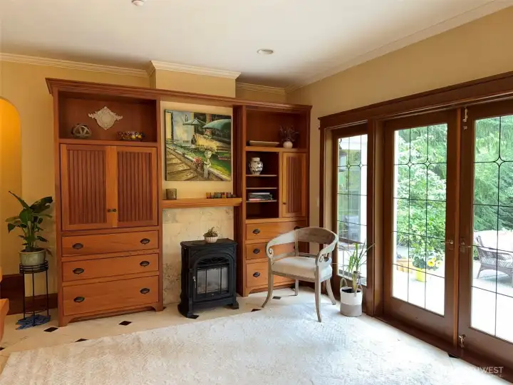 Lounge area off of the kitchen and french doors opening to patio. Lounge area off of the kitchen and french doors opening to patio.