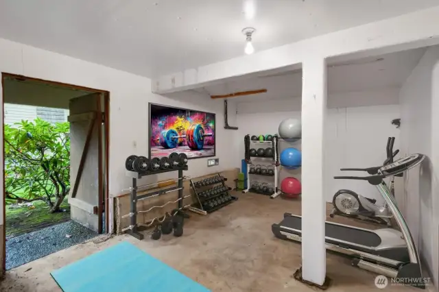 Spacious exterior basement, with endless possibilities!