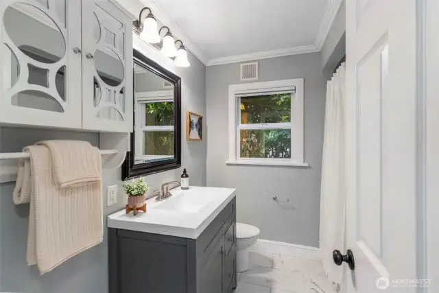 Main floor full bathroom