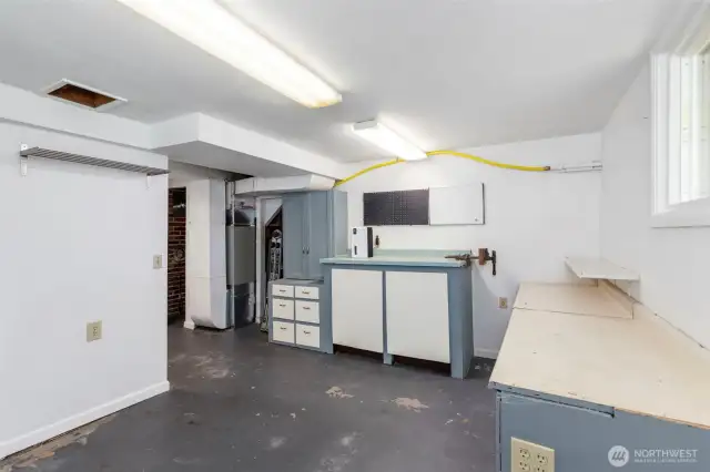 And large workshop type room for storage or hobbies!