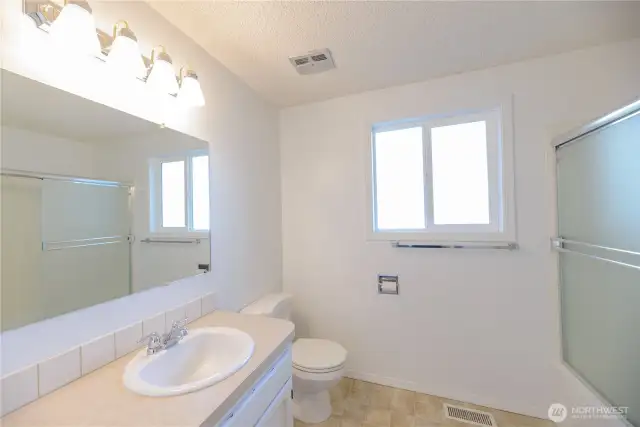 Main upper guest bath