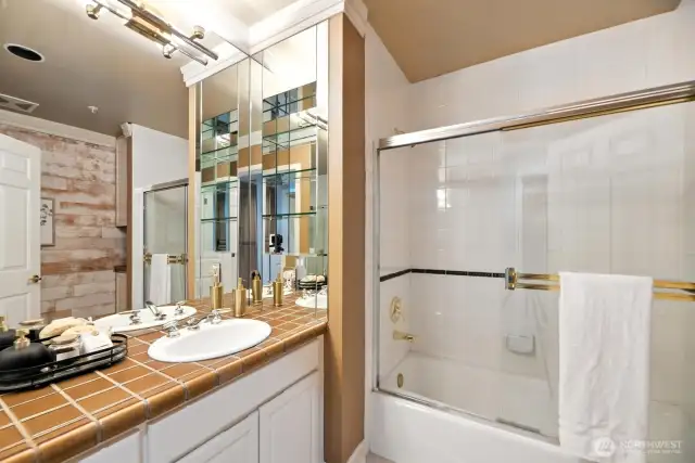Comfortable 2nd bathroom in hallway