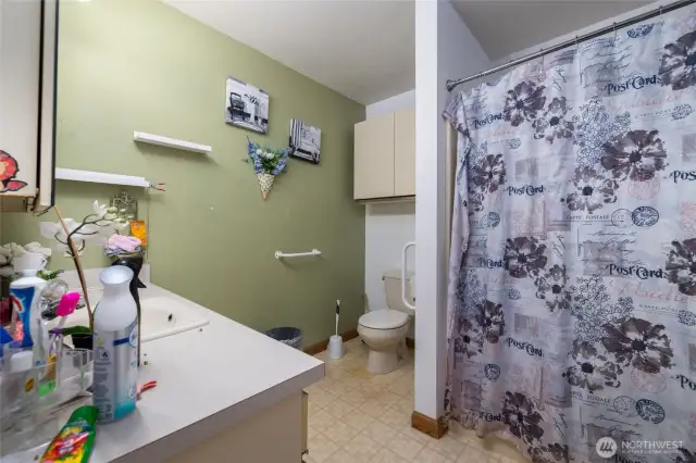Unit B main bathroom