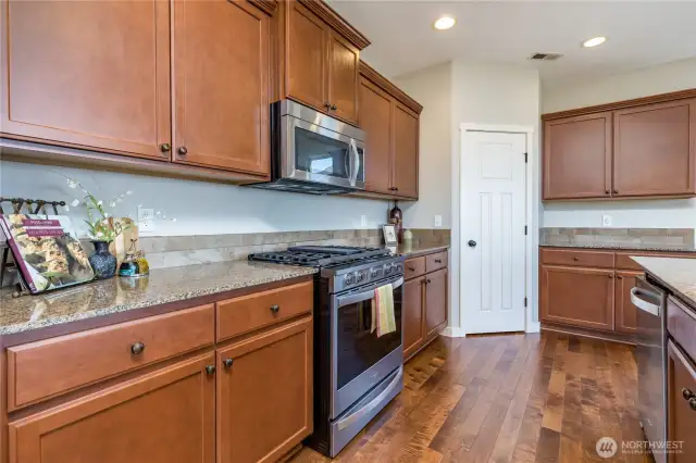 Quartz counters, gas range