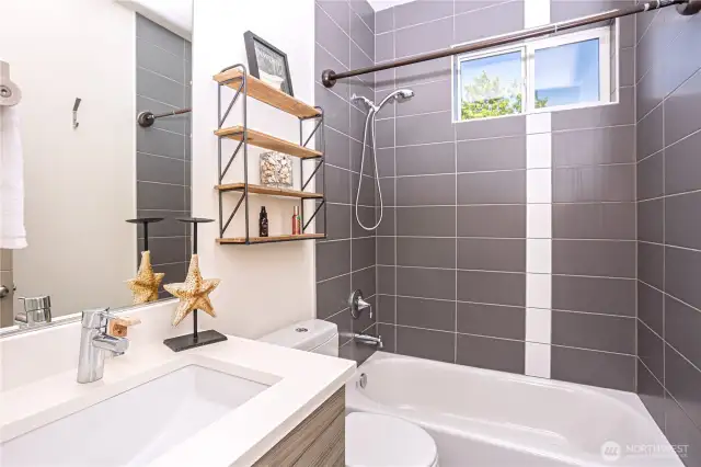 2nd level main full bath with tub