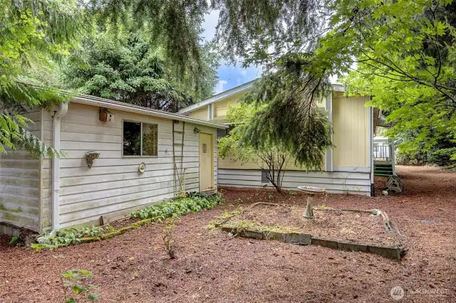 Detached shed, ample storage space