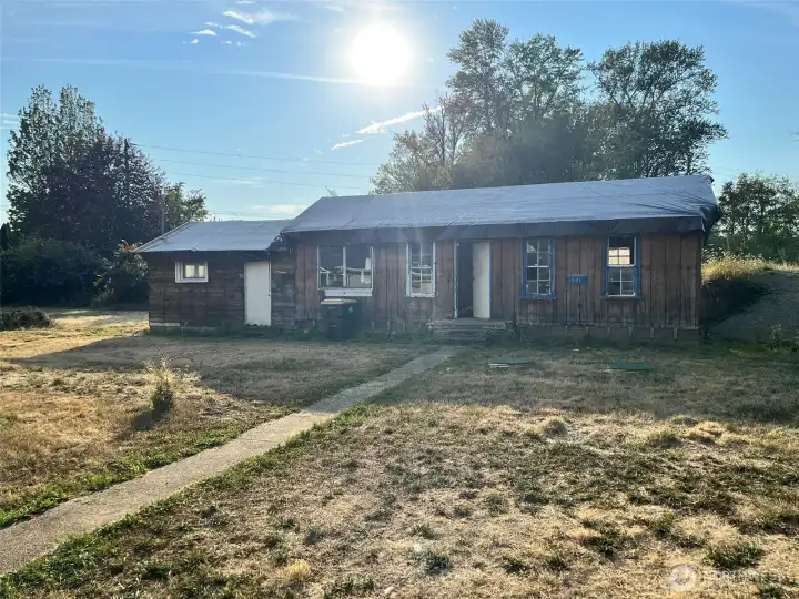 Detached auxiliary dwelling unit
