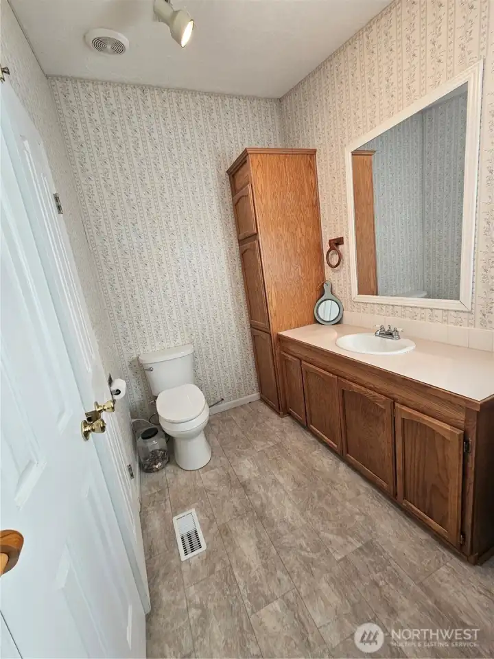 Primary en-suite bathroom.