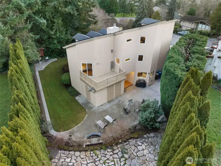 Large lot, in a culdesac, close to the north gate for easy access!