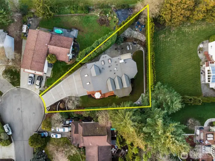 Bird’s-eye view with property boundaries outlined for clear lot perspective.