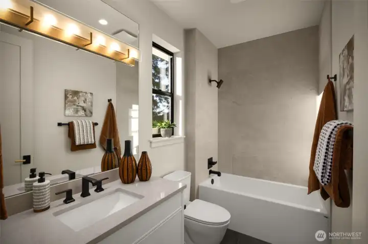 Upstairs en-suite bath