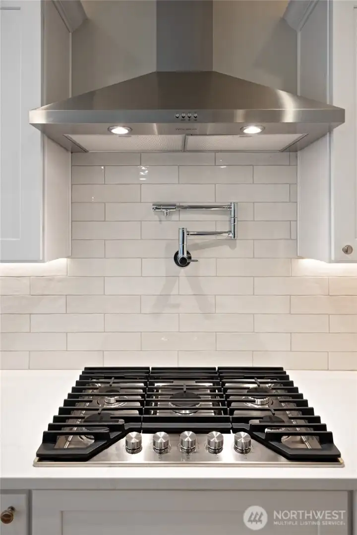 Gas cook top with stock pot filler
