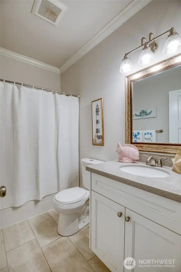 Full guest bath for two additional bedrooms
