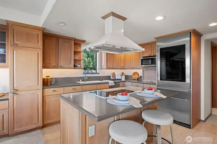 Enjoy the breakfast bar, double ovens, dishwasher, brand new garbage disposal, stylish refrigerator, and more!