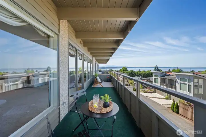 Entertain, relax, enjoy sparkling drinks on summer evenings, and feel in awe of the radiant sunsets.