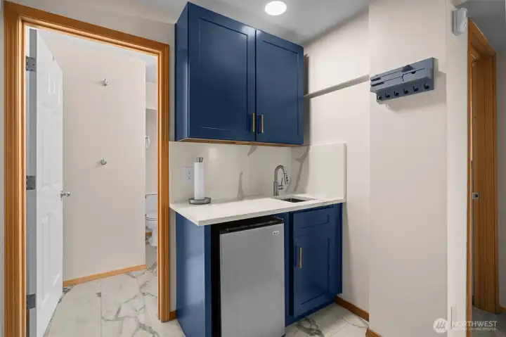 Lower basement wet bar. Could make a great MIL.