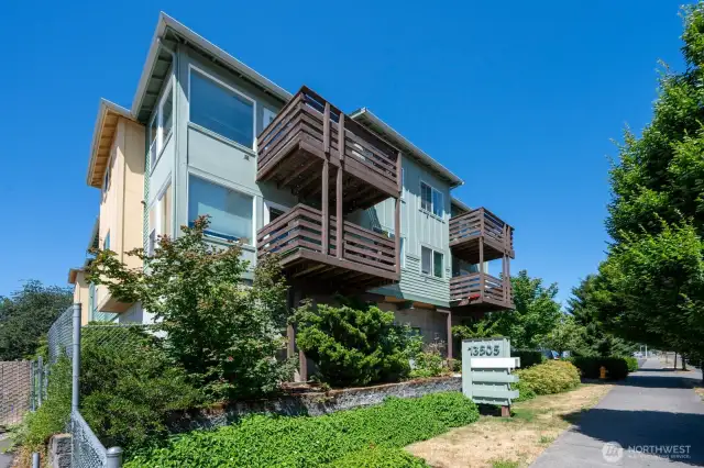 Decks on large corner units