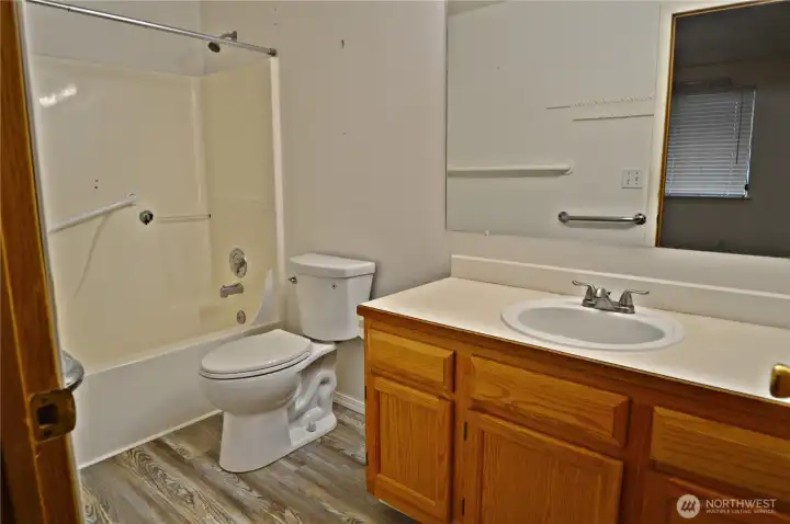 16415 1 Bathroom