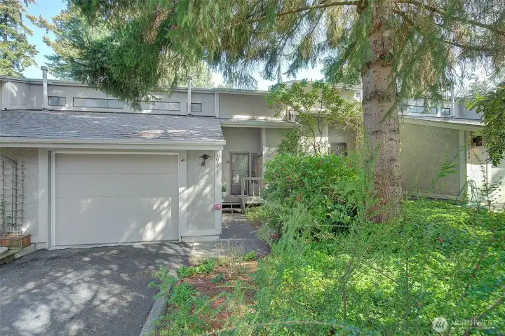 Entrance and garage for unit 511