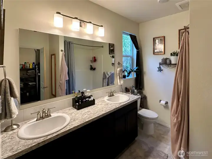 Double vanity full bath