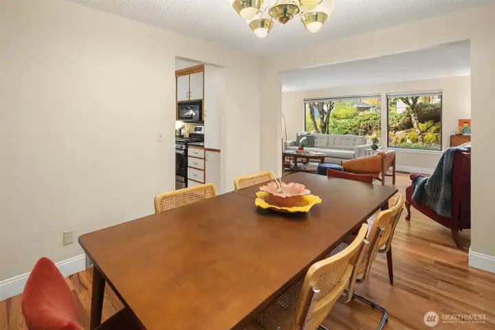 Open dining experience, very functional for daily use and entertaining.