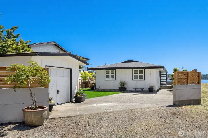 A quiet and peaceful neighborhood with this darling cabin.