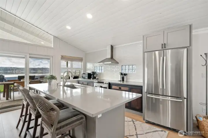 Island with eating bar.