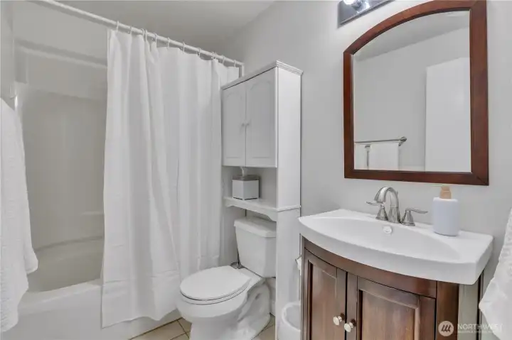 Full bathroom with tub/shower - bright and clean!