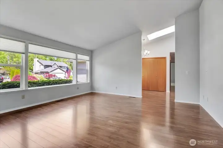 Living room (empty)