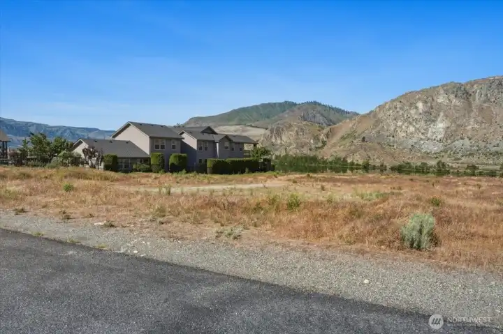 Surrounded by stunning homes Surrounded by stunning homes