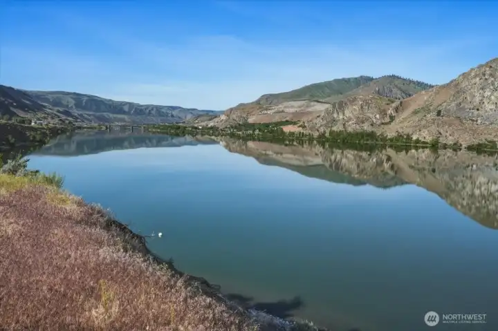 Flat water on the Columbia River Flat water on the Columbia River