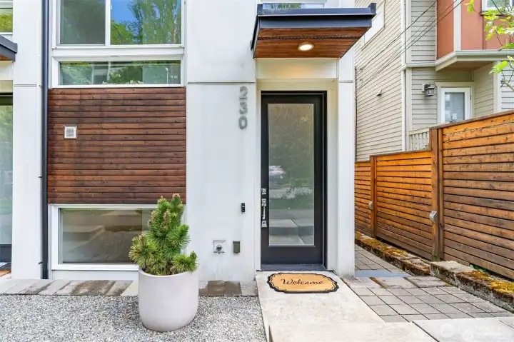 End unit-No HOA dues!