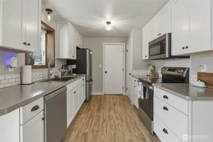Fantastic, updated kitchen.