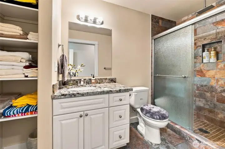 Middle bath with tiled shower Middle bath with tiled shower