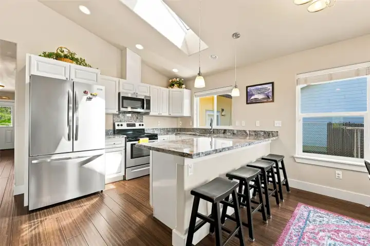 Well appointed kitchen with granite tops Well appointed kitchen with granite tops