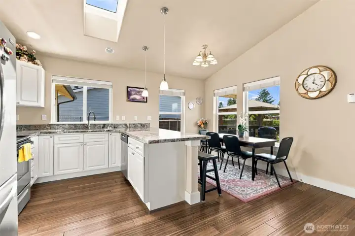 Kitchen with space for barstools and dinning table Kitchen with space for barstools and dinning table