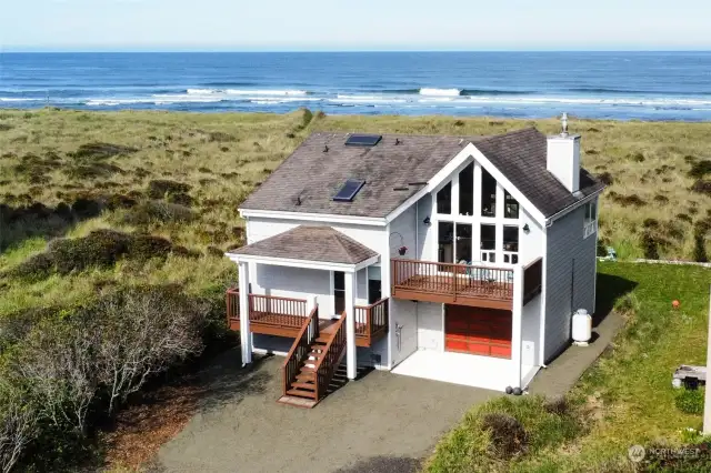 Fall in love with this stunning oceanfront house with panoramic ocean views!