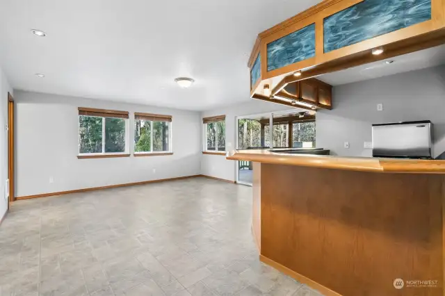 Blinds on all windows in Family room, separated from Kitchen by wrap-around bar.