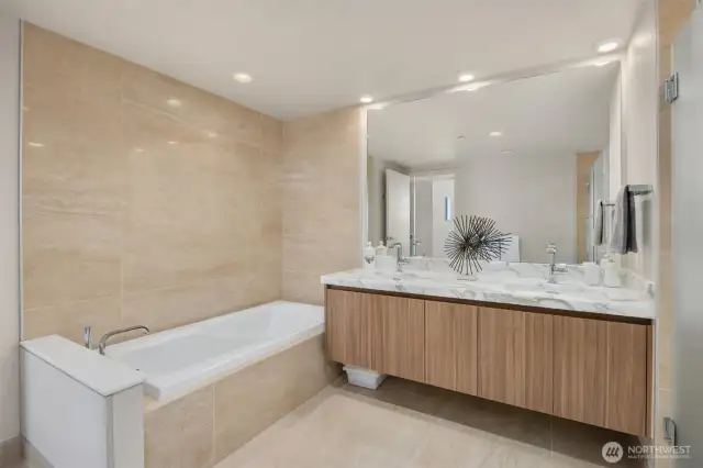 Dual Sinks and Large Soaking Tub