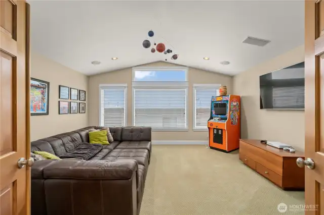 Large upstairs bonus room.