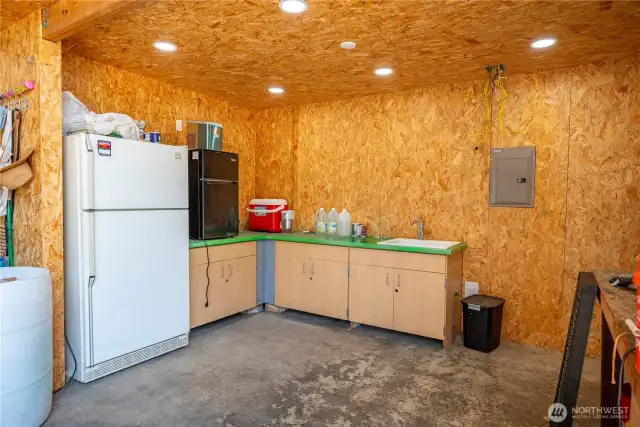 Great additional kitchenette space in shop