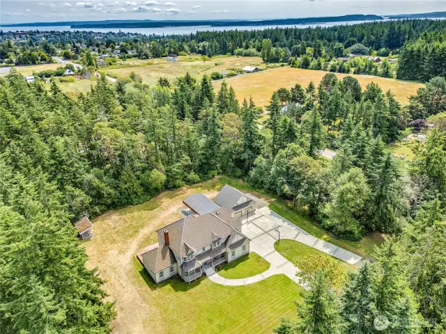 All this just a few minutes from convenient access to shopping, restaurants, medical facilities, and myriad community and recreational activities in Port Townsend.