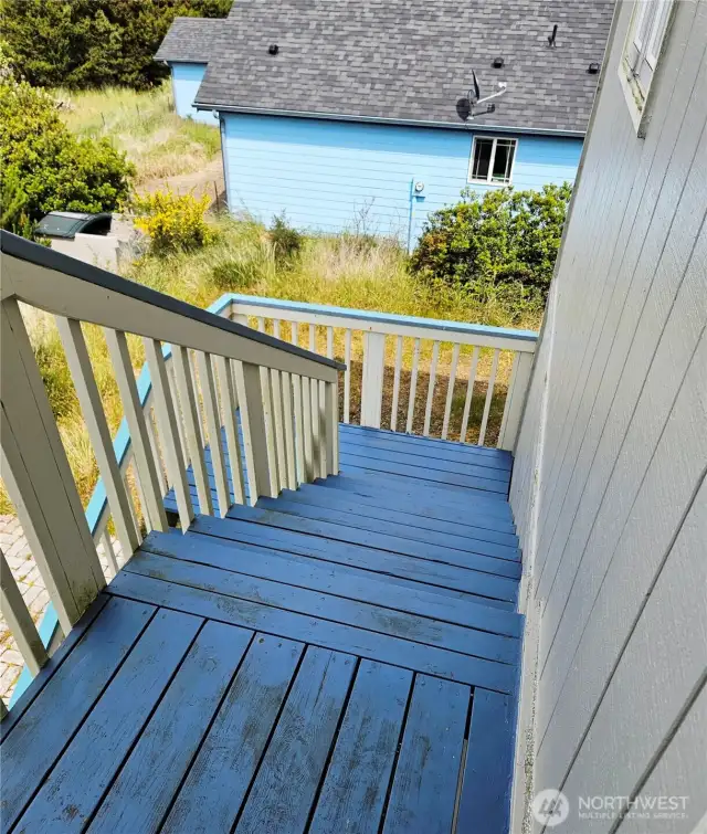 stairs off upper deck from kitchen to backyard