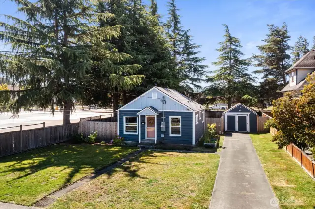 This downtown cutie will not disappoint. Lots of parking and one car garage