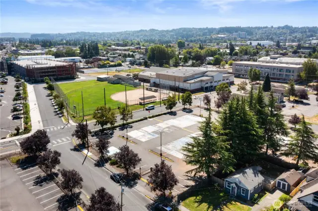 Great downtown location near Sounder, Pioneer Park, fairgrounds and all the restaurants and shops