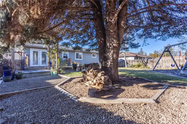 great backyard for rest, play or entertaining #3