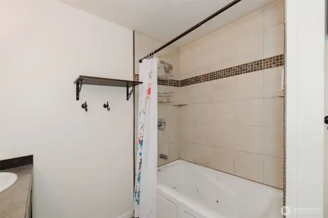 Jetted tub