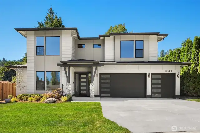 MN Custom Homes introduces a transitional design in the convenient Juanita neighborhood